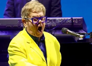 Elton John deixa o Brasil em cadeira de rodas após show no Rock in Rio e revela motivo surpreendente