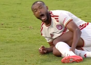 Atacante marroquino da Copa 2026 sofre fratura na perna após colisão com goleiro