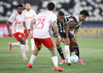 Botafogo empata com Bragantino mesmo após expulsão no Nilton Santos