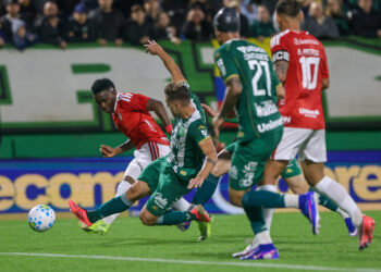 Internacional volta a vencer após falhas na defesa da Chapecoense