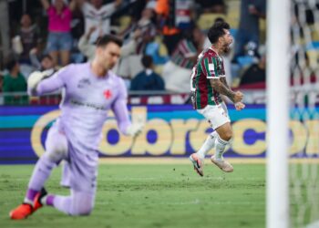 Fluminense derrota Vasco e complica situação do rival no Brasileirão com gol decisivo de Lucho Acosta