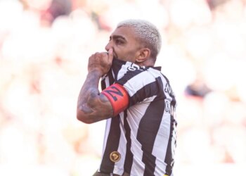 Santos se aproveita de expulsão, amplia vantagem e segura reação do Inter