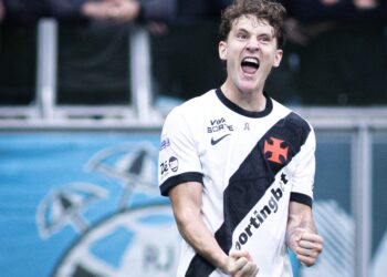 Vasco aproveita erro do Grêmio e vira o jogo na Arena com gol decisivo de Colídio