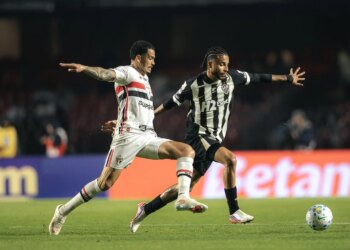 São Paulo anota dois gols em três minutos e encerra a invencibilidade do Atlético-MG