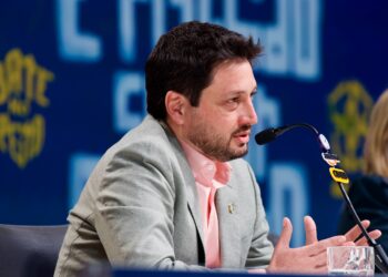 Arthur Elias relembra como vendeu quibe para financiar seu time; veja a história inspiradora