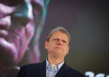 Tarcísio concede gratificação e nomeia aliada da primeira-dama