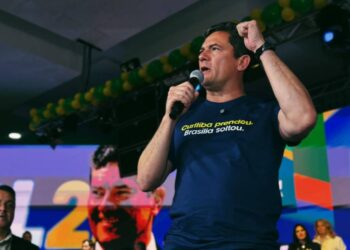 Moro afirma que saída de Flávio Bolsonaro do Brasil é justificável
