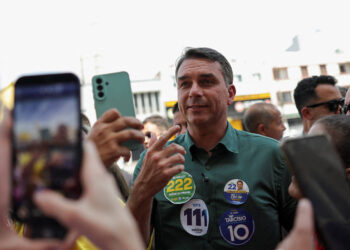 Flávio e seus apoiadores compartilham imagens de Nossa Senhora em evento político de 3 de outubro de 2026