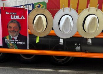 Chapéus de Lula à venda por R$ 50 em evento em 3 de outubro de 2026