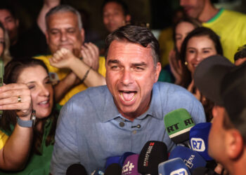 Flávio Bolsonaro propõe extensão do mandato presidencial até 2026