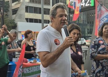 Haddad afirma que campanha contra Flávio é fácil e direta