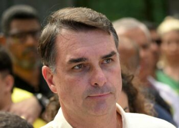 Flávio Bolsonaro distorce informações sobre seu dinheiro em 10/10/2026 – Entenda a verdade com Celso Rocha de Barros