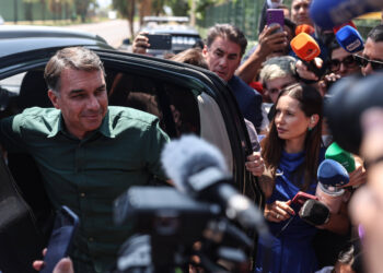 Flávio Bolsonaro afirma que Jair está otimista em visita ao pai em 13 de outubro de 2026