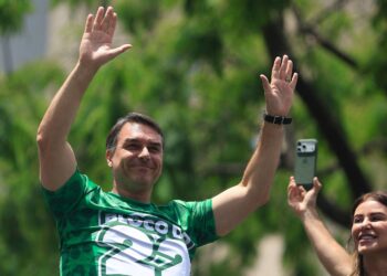 Flávio Bolsonaro sob investigação por lavagem de dinheiro em 18 de outubro de 2026