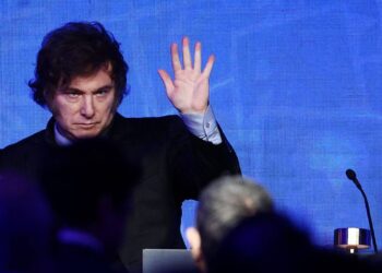 Milei intensifica críticas a Lula a seis dias das eleições no Brasil