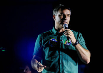 Flávio organizou festa com acompanhantes durante a pandemia, revela revista