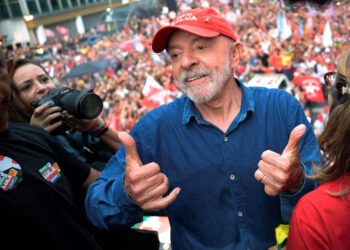 Lula afirma a apoiadores que eles vão além dos partidos