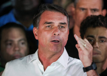 Flávio Bolsonaro recebe intimação da PF para entregar passaporte e não pode deixar o Brasil em 26/10/2026