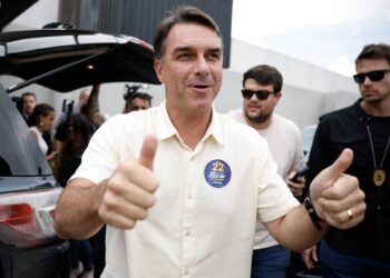 Flávio Bolsonaro tem apoio de pastor que declara o fim das eleições em 29 de outubro de 2026