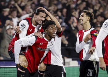Gol contra do goleiro garante vitória do Feyenoord sobre o Como na Champions
