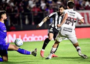 Gabigol brilha e Santos derrota o São Paulo, quebrando tabu de vitórias