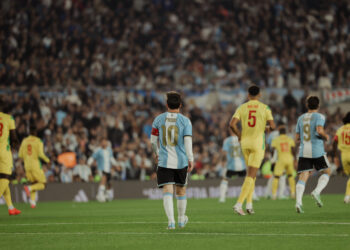 Drones na despedida de Messi geram protesto da torcida