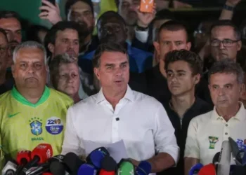 Polícia Federal suspende passaportes de Flávio Bolsonaro por descumprimento de ordem judicial