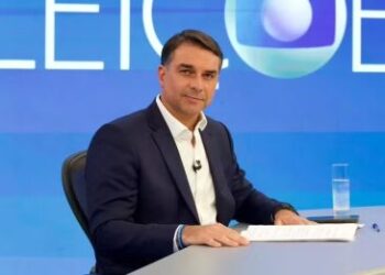 Flávio Bolsonaro confirma cargo para Jair e exclui Eduardo da chancelaria