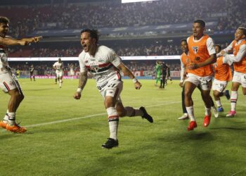São Paulo vence Vasco com gol de Artur e avança na tabela