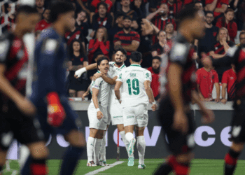 Palmeiras supera Athletico-PR com um jogador a menos e assume a liderança do campeonato