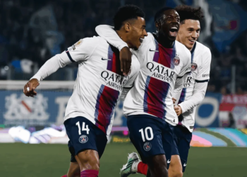 Dembélé falha em pênalti, mas brilha e lidera virada do PSG