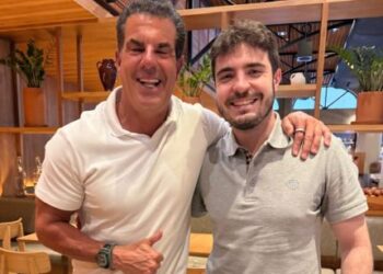 João Augusto, filho de Gugu, inicia sua carreira no mundo dos negócios com Álvaro Garnero
