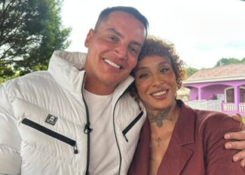 Linn da Quebrada revela sua jornada sobre saúde mental em entrevista a Leo Dias