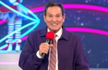 Luís Ricardo, aos 63 anos, vive em uma mansão moderna com escada curvada e decoração exótica