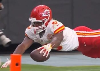 Kansas City Chiefs vence Las Vegas Raiders com virada no último quarto